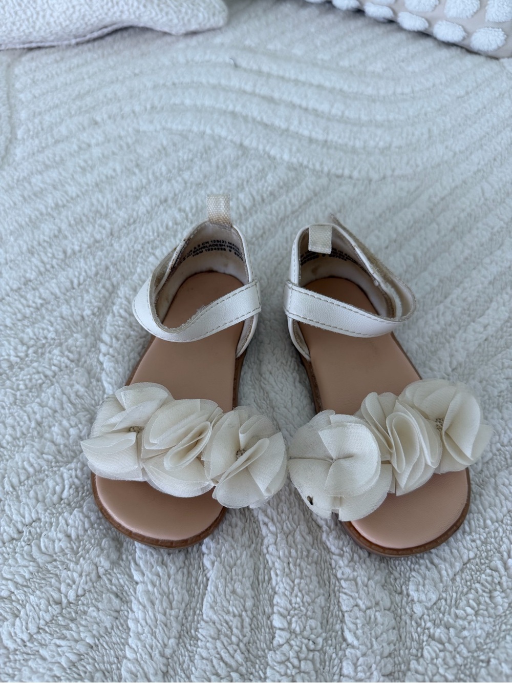 H&M Kids Floral Strap Sandals in Cream - pre loved- 20-21